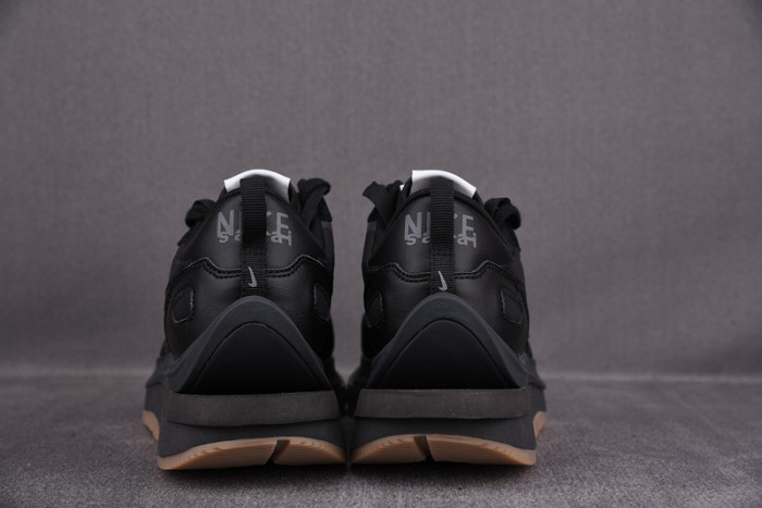 nike vaporwaffle sacai