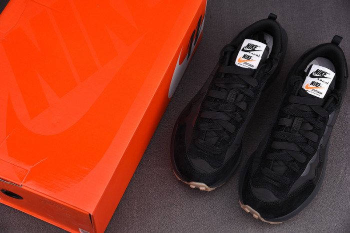 nike vaporwaffle sacai